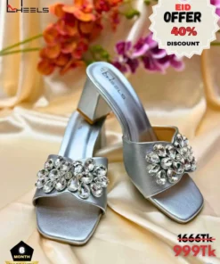 Alternative view of Beauty queen